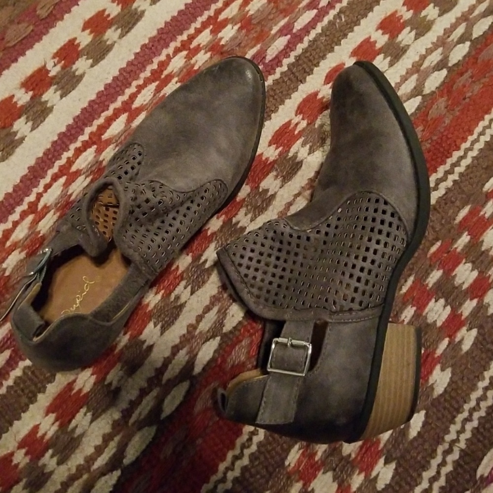 Low heeled bootie